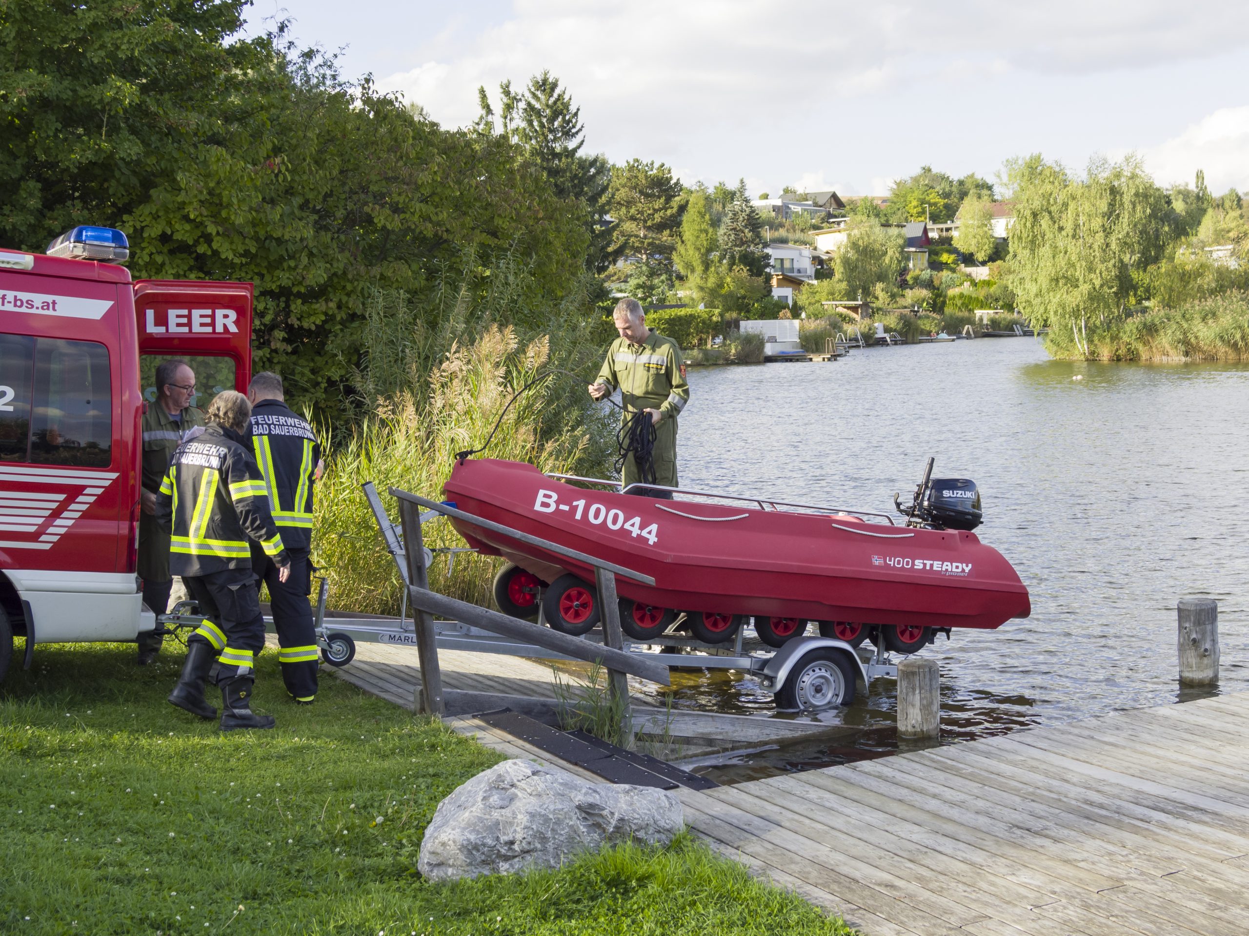 Das Feuerwehrboot der Freiwilligen Feuerwehr Bad Sauerbrunn wird zu Wasser gelassen