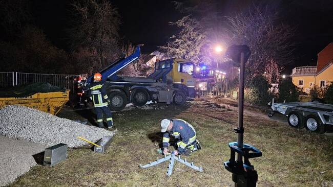 Nächtliche Bergung eines abgerutschten LKW in Bad Sauerbrunn
