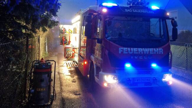 Rüstlöschfahrzeug und Nasssauger bei einem Wasserschaden in Bad Sauerbrunn