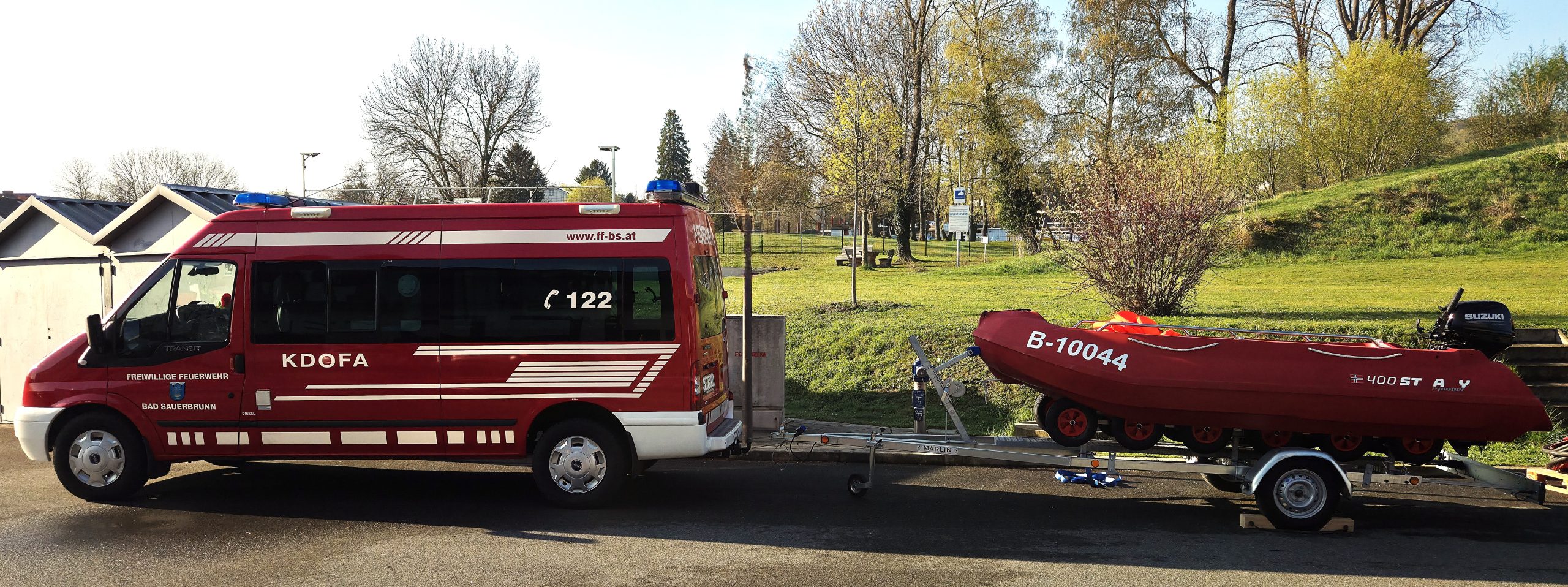 Feuerwehrboot B-10044 der Freiwilligen Feuerwehr Bad Sauerbrunn auf dem Trailer hinter dem KDOFA