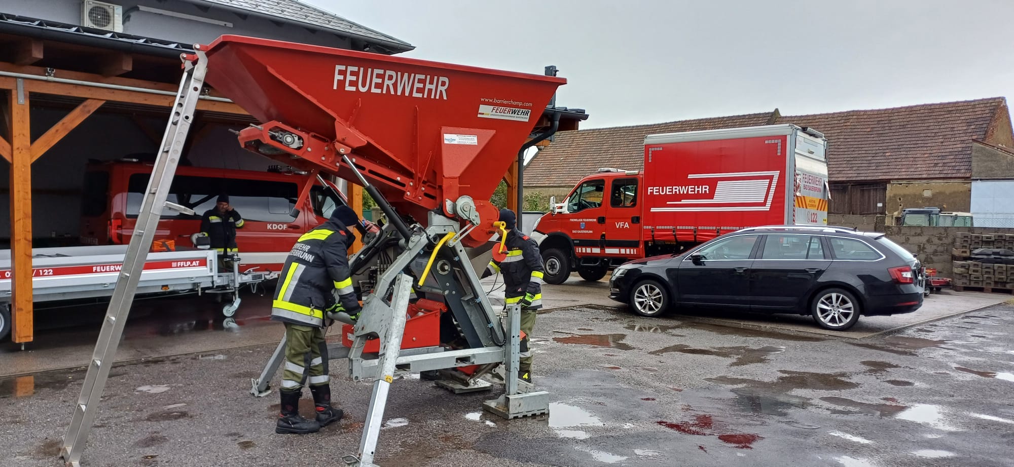 Feuerwehrmitglieder arbeiten an der Sandsackfüllmaschine der Freiwilligen Feuerwehr Bad Sauerbrunn