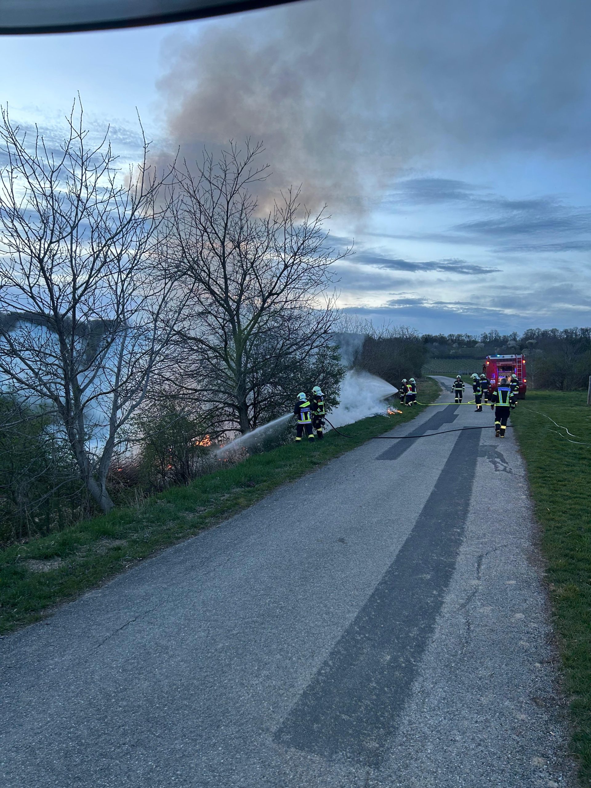 Feuerwehr Bad Sauerbrunn bei einem Flurbrand am Abend