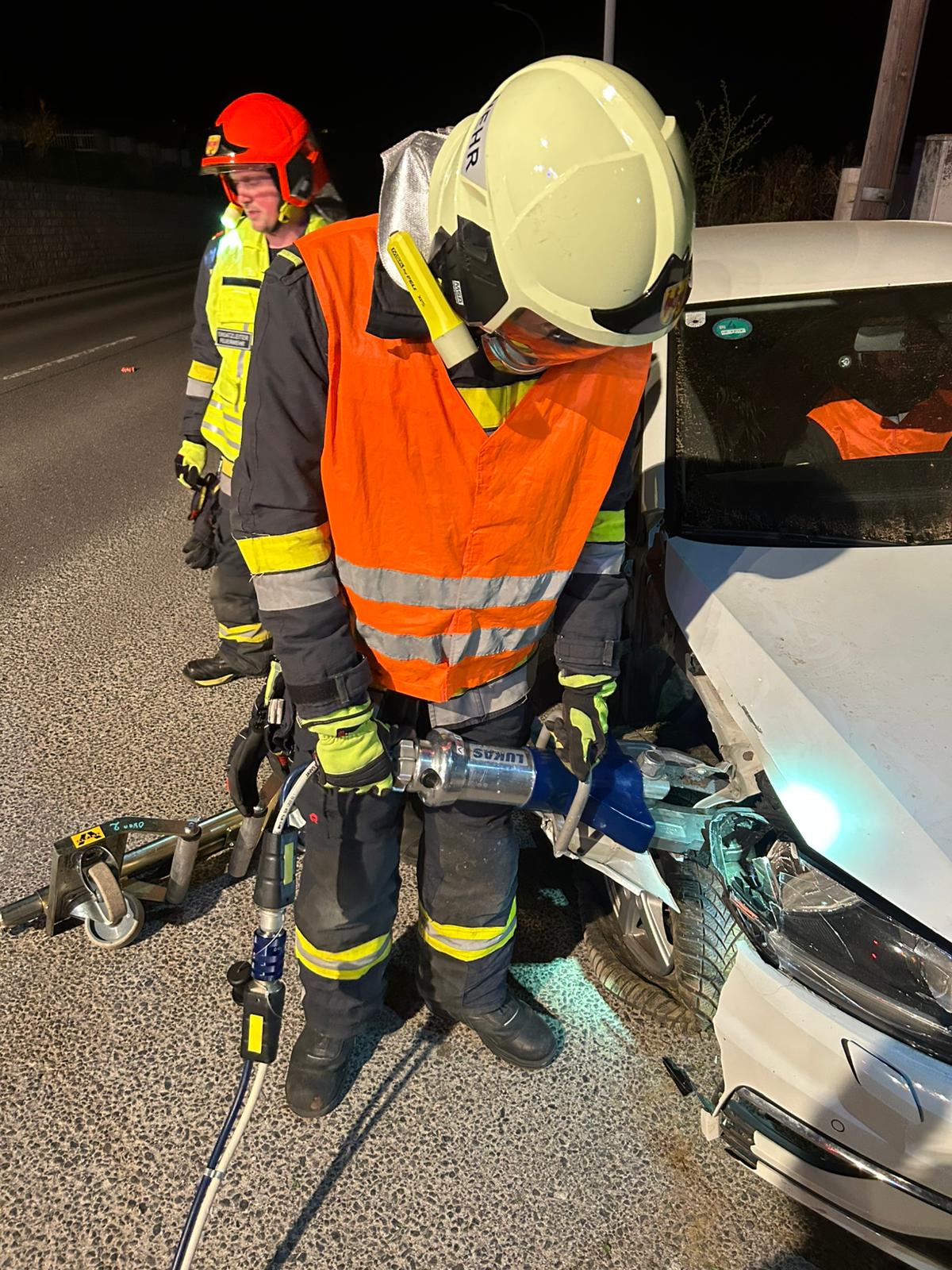 Feuerwehrmann arbeitet mit einem hydraulischen Rettungsgerät