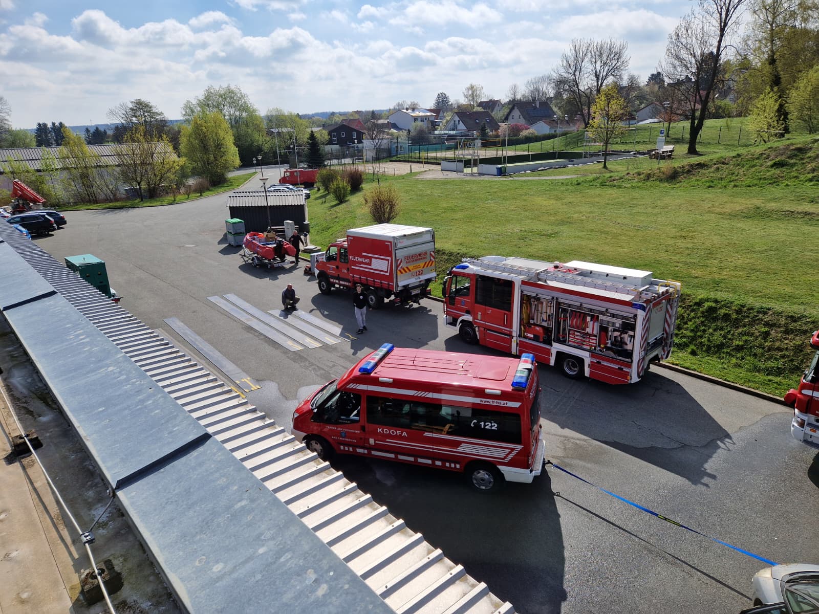 Fahrzeuge und Feuerwehrboot der Freiwilligen Feuerwehr Bad Sauerbrunn beim Feuerwehrhaus