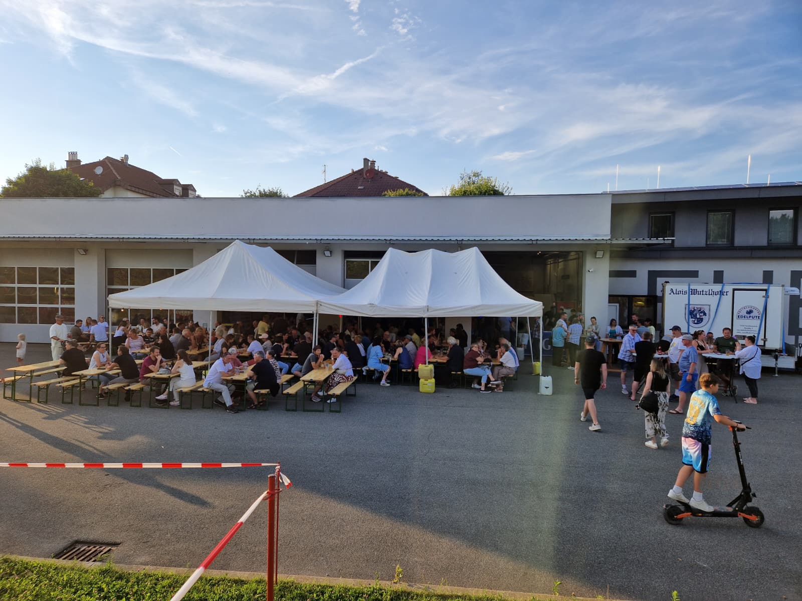 Gemeinsames Fest vor dem Feuerwehrhaus Bad Sauerbrunn