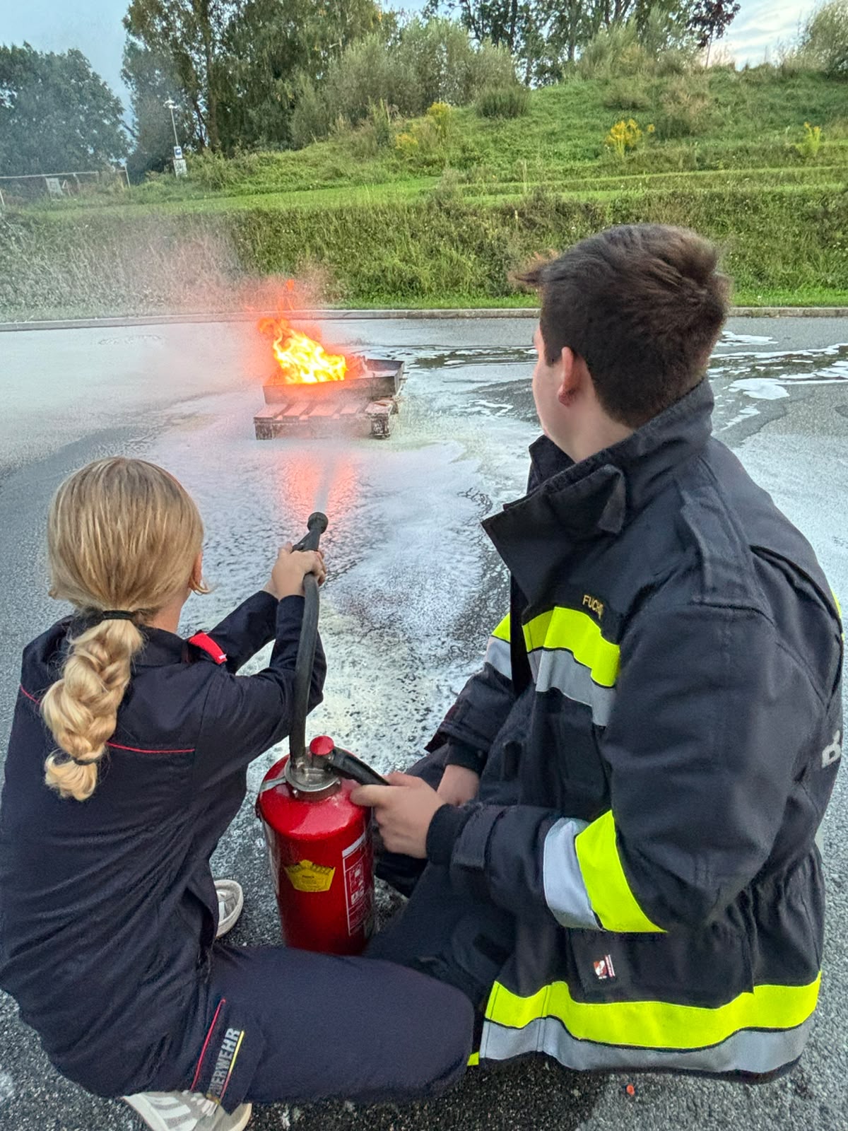 Praktische Feuerlöscherübung der Feuerwehrjugend