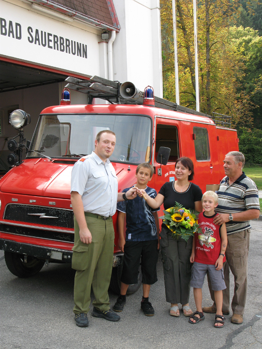 Historischer Opel Blitz der Freiwilligen Feuerwehr Bad Sauerbrunn vor dem Feuerwehrhaus