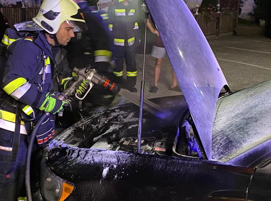 Einsatzkräfte der Freiwilligen Feuerwehr Bad Sauerbrunn bei einem Fahrzeugbrand