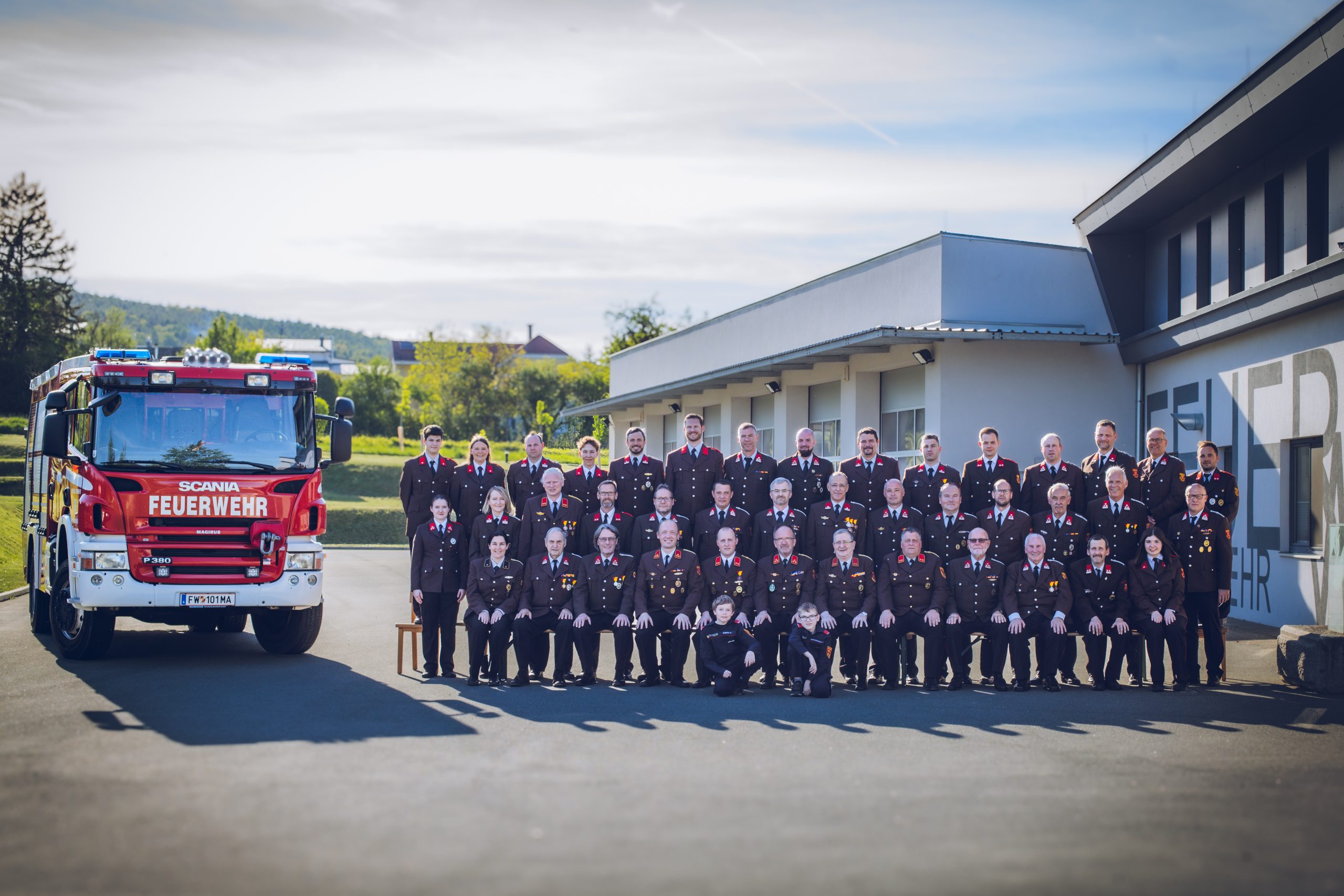 Mannschaft der Freiwilligen Feuerwehr Bad Sauerbrunn mit Rüstlöschfahrzeug vor dem Feuerwehrhaus