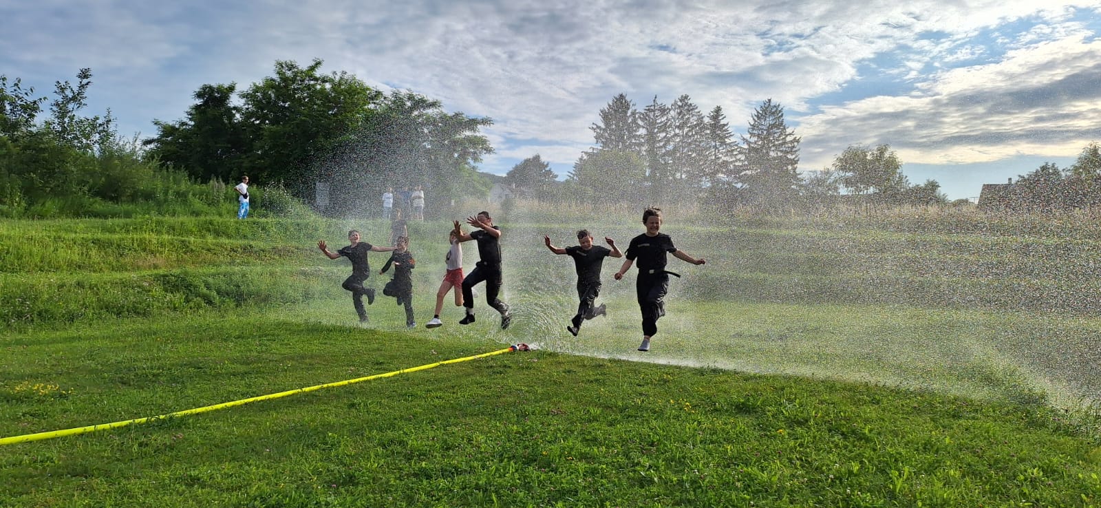 Feuerwehrjugend Bad Sauerbrunn bei einer Übung mit Wasser