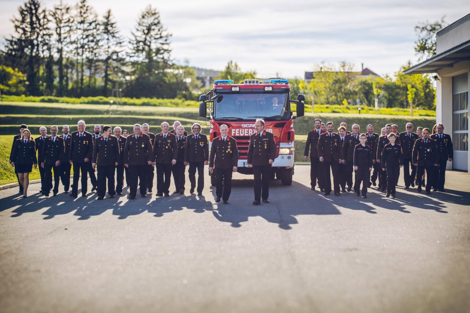 Mannschaft der Freiwilligen Feuerwehr Bad Sauerbrunn vor dem Einsatzfahrzeug