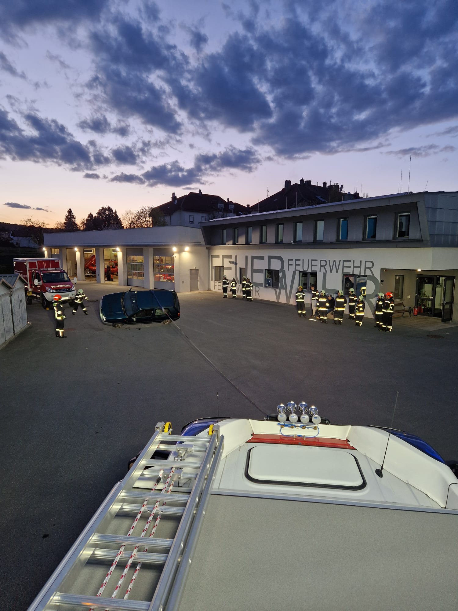 Übungsbetrieb vor dem Feuerwehrhaus Bad Sauerbrunn am Abend